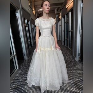 Beautiful vintage wedding dress, 1950’s, approx size 2.